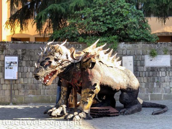 Viterbo - Tuscia Fantasy - Chiusa mezza città vuota - Il drago davanti alla cattedrale