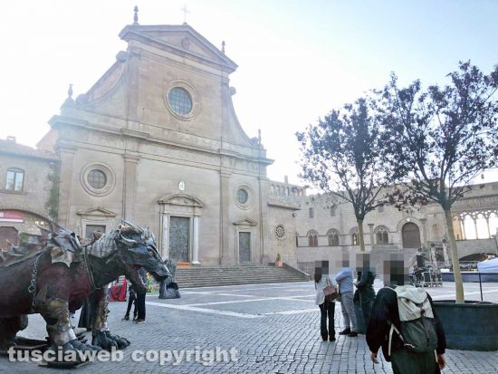 Viterbo - Tuscia Fantasy - Chiusa mezza città vuota - Il drago davanti alla cattedrale