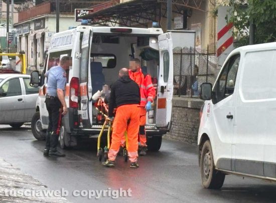Civita Castellana - Auto contro parapetto di ponte Clementino