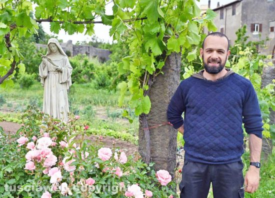 Viterbo - Padre Giuseppe Caciotti, parroco della chiesa della Trinità, nel suo orto