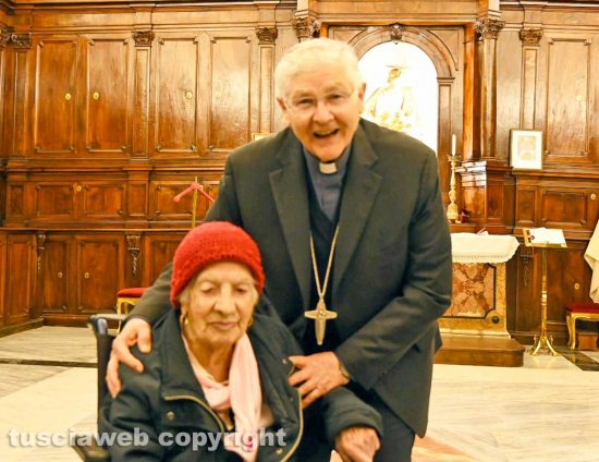 Viterbo - La messa solenne in onore di Santa Rita alla Trinità - IL vescovo Pizza con la fedele di 102 anni