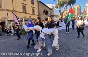 Viterbo - In 300 con lenzuoli bianchi per Gaza, silenziosa marcia della pace