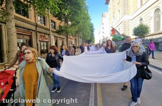 Viterbo - In 300 con lenzuoli bianchi per Gaza, silenziosa marcia della pace