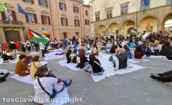 Viterbo - In 300 con lenzuoli bianchi per Gaza, silenziosa marcia della pace