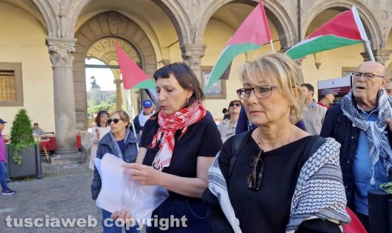Viterbo - In 300 con lenzuoli bianchi per Gaza, silenziosa marcia della pace - A sinistra Sandra Gasbarri, presidente dell'Associazione per la cooperazione e lo sviluppo