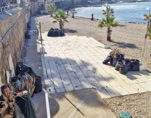 Civitavecchia - Rimossi 100 sacchi di rifiuti indifferenziati dalla spiaggia del Pirgo
