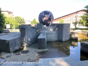 Viterbo - È tornata a zampillare la Fontana a sfera? Mica tanto...