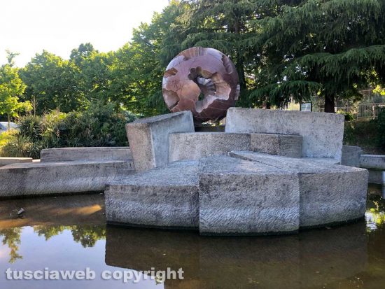 Viterbo - È tornata a zampillare la Fontana a sfera? Mica tanto...