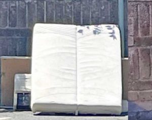 Materassi e avanzi di mobilia abbandonati in zona San Pio X a Civitavecchia