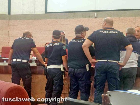 Civitavecchia - Una donna interrompe il consiglio comunale