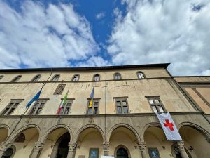 Viterbo - Bandiera Cri a palazzo dei Priori