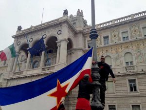 Trieste, bandiere jugoslave esposte durante il 1 maggio