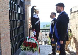 Alessandro Romoli davanti alla tomba di Aldo Moro