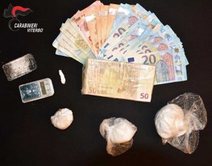 Civita Castellana - La droga e i soldi sequestrati dai carabinieri