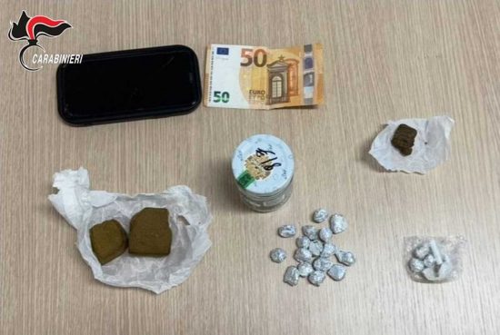 Civita Castellana - La droga e i soldi sequestrati dai carabinieri