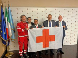 La bandiera della Croce rossa in Consiglio regionale