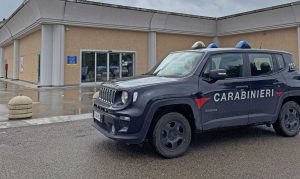 Vetralla - Carabinieri fuori l'esercizio commerciale