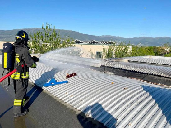 Ultraleggero precipita su una fabbrica, un morto e un ferito