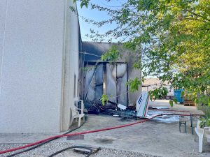 Ultraleggero precipita su una fabbrica, un morto e un ferito