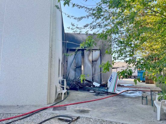 Ultraleggero precipita su una fabbrica, un morto e un ferito