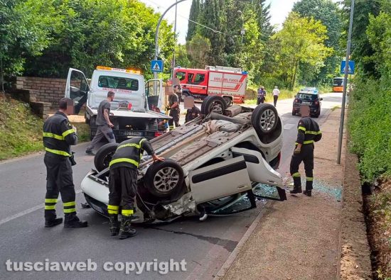 Capranica - Scontro violento auto-furgoncino, una Fiat Panda si ribalta