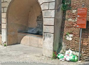 Caprarola - I rifiuti abbandonati nel centro storico