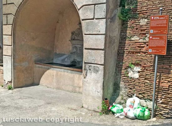 Caprarola - I rifiuti abbandonati nel centro storico