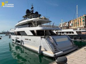 Civitavecchia - Lo yacht di lusso sequestrato