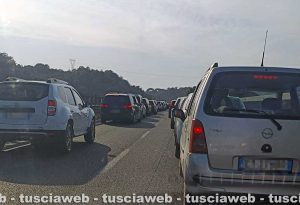 Roma - Cassia bis - Auto in fiamme in direzione Viterbo
