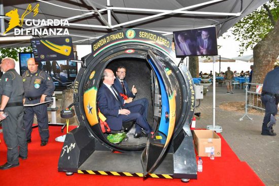 Bolsena - Guardia di finanza alla Festa delle ortensie - Capo Di Sorte sl simulatore di volo