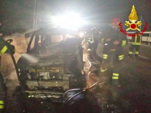 Furgone in fiamme lungo il raccordo Terni–Orte