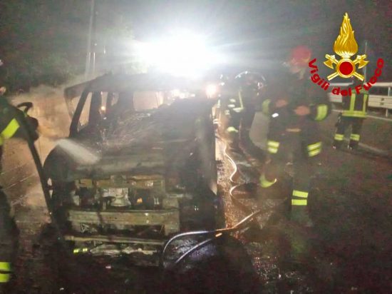 Furgone in fiamme lungo il raccordo Terni–Orte