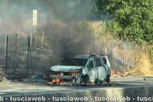 Roma - Cassia bis - Auto in fiamme in direzione Viterbo