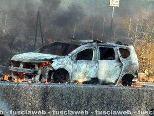 Roma - Cassia bis - Auto in fiamme in direzione Viterbo