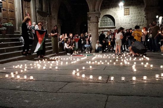 Contro le stragi di Gaza, piazza San Pellegrino si illumina per la Palestina