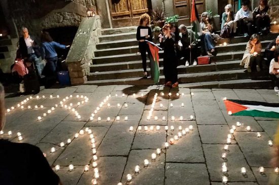 Contro le stragi di Gaza, piazza San Pellegrino si illumina per la Palestina