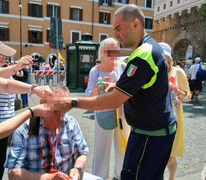 Roma - Uomo cade in avanti mentre è in fila per la basilica di San Pietro