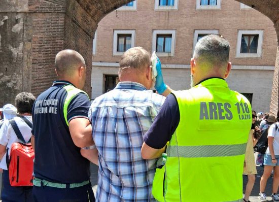 Roma - Uomo cade in avanti mentre è in fila per la basilica di San Pietro