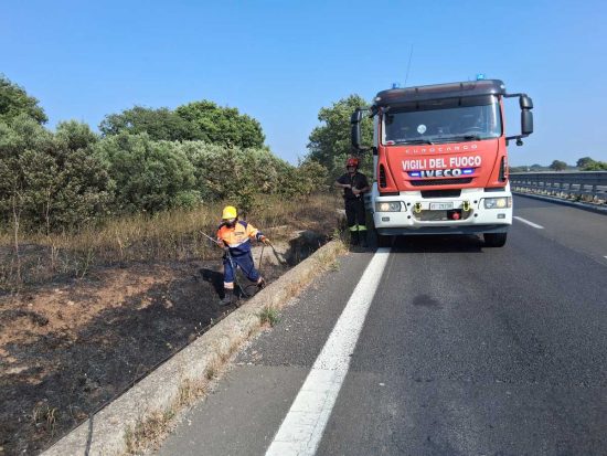 Incendio a Tarquinia lungo l'Aurelia