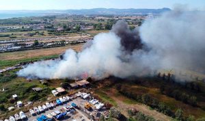 Ladispoli - Campeggio abbandonato in fiamme