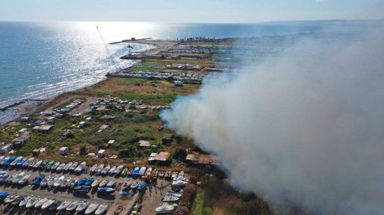 Ladispoli - Campeggio abbandonato in fiamme