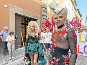 Viterbo - TusciaPride 2025 - A sinistra la drag queen Priscilla, zia della manifestazione
