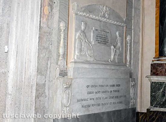 Viterbo - Cattedrale di San Lorenzo - la nuova collocazione della tomba di papa Giovanni XXI