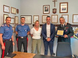 Oriolo Romano - Il gruppo consiliare Oriolo Avanti dona una targa di ringraziamento ai carabinieri