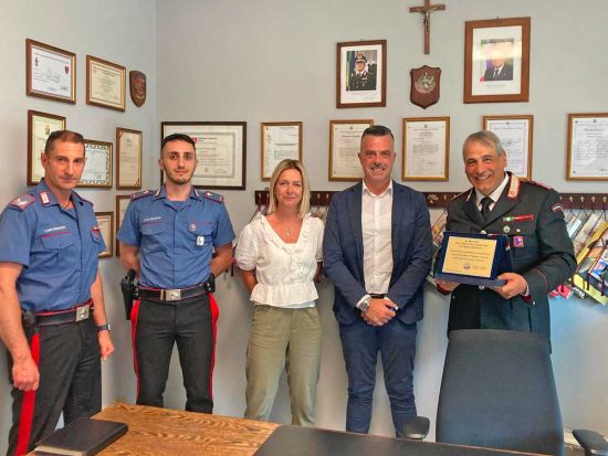 Oriolo Romano - Il gruppo consiliare Oriolo Avanti dona una targa di ringraziamento ai carabinieri