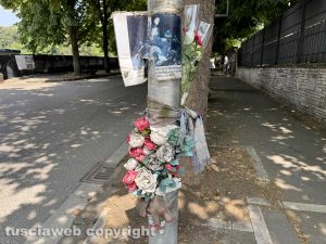 Viale Trieste - I fiori per Danilo Aquilani a pochi metri dal punto in cui è morto Leonardo Cristiani