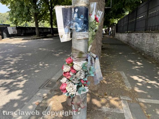Viale Trieste - I fiori per Danilo Aquilani a pochi metri dal punto in cui è morto Leonardo Cristiani