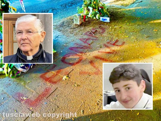 Viterbo - Viale Trieste - Il luogo dove Leonardo Cristiani ha perso la vita - La scritta sul marciapiede "Leonardo vive" - Nel riquadro in alto il vescovo Francesco Orazio Piazza