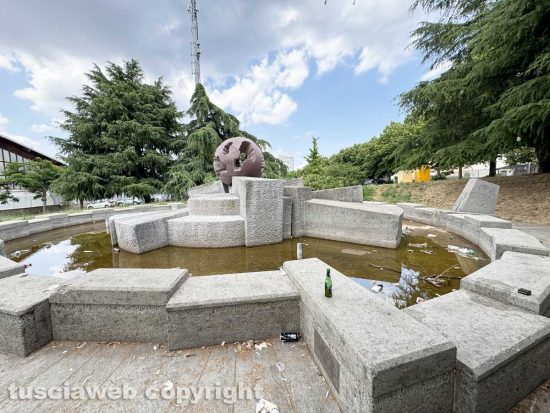 Fontanasfera di nuovo senza acqua e nel più completo abbandono e degrado - Foto di sabato 21 giugno 2025