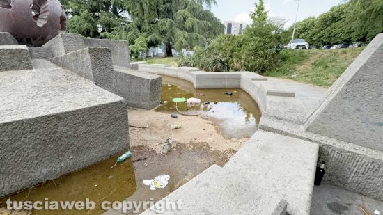 Fontanasfera di nuovo senza acqua e nel più completo abbandono e degrado - Foto di sabato 21 giugno 2025